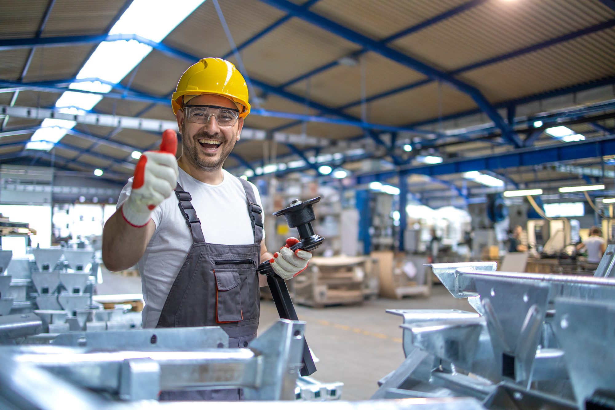 Industriearbeiter in Produktionshalle